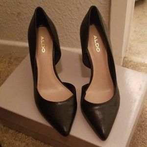 Black leather Aldo pumps with gold tip
